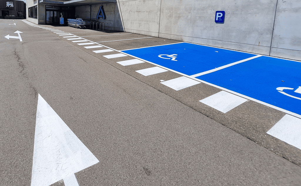 Gehandicaptenparkeerplaatsen bij ingang supermarkt